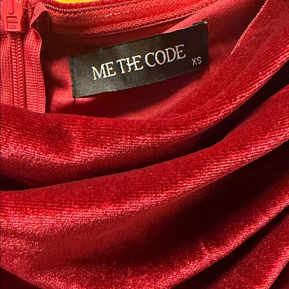 🌹 NWOT Elegant Burgundy Velvet Formal Gown - Picture 2 of 4